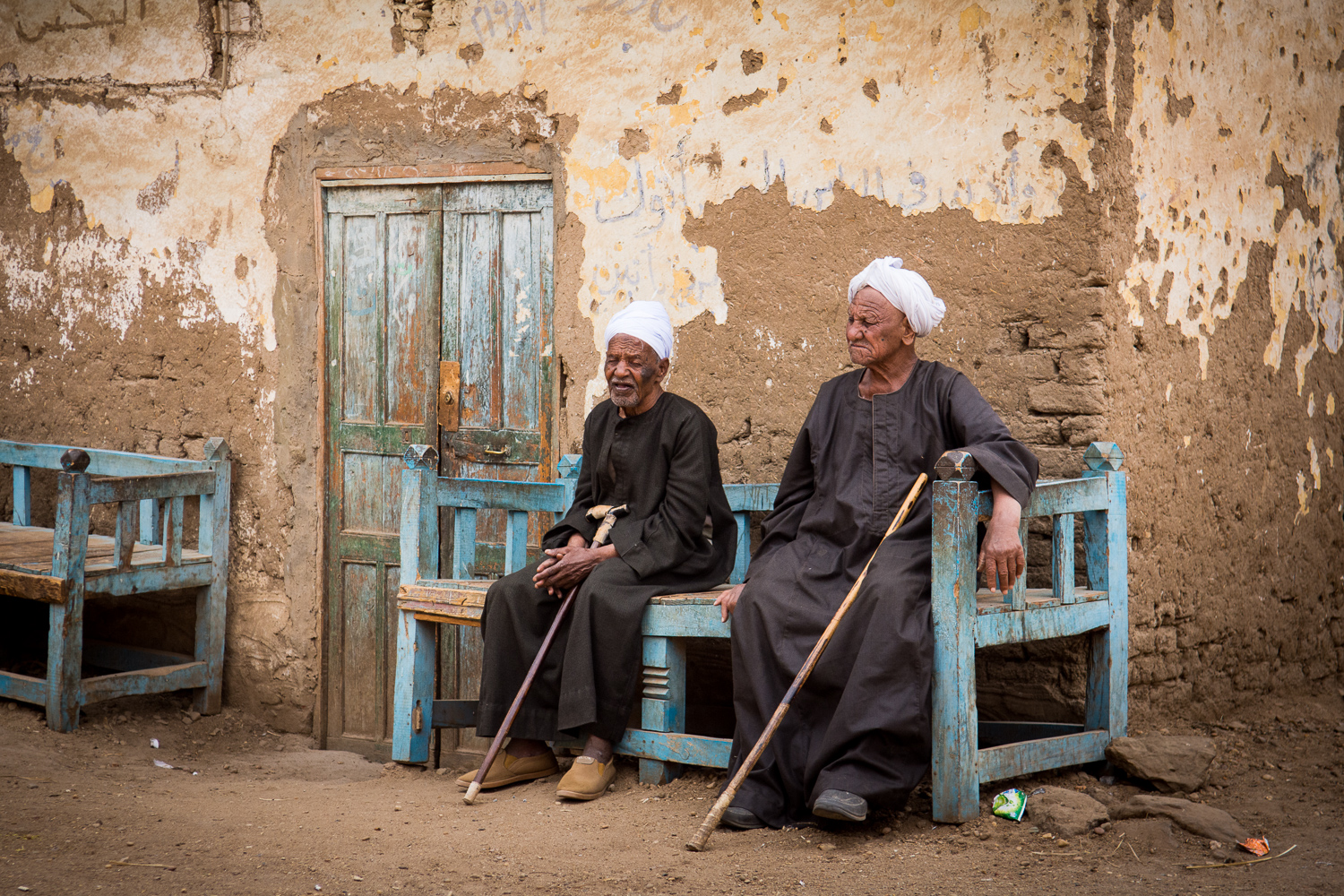 Les hommes au village