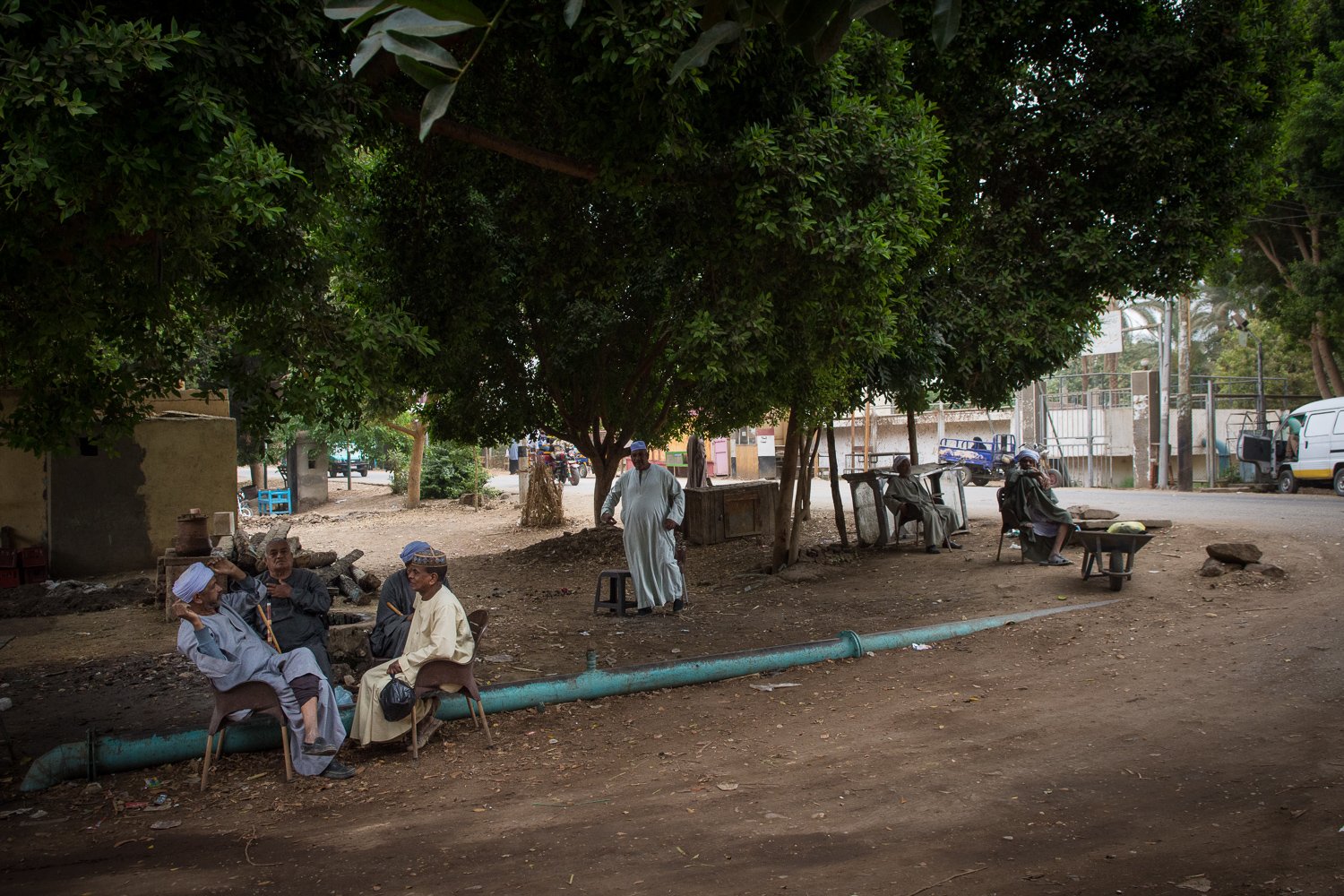 Les hommes au village