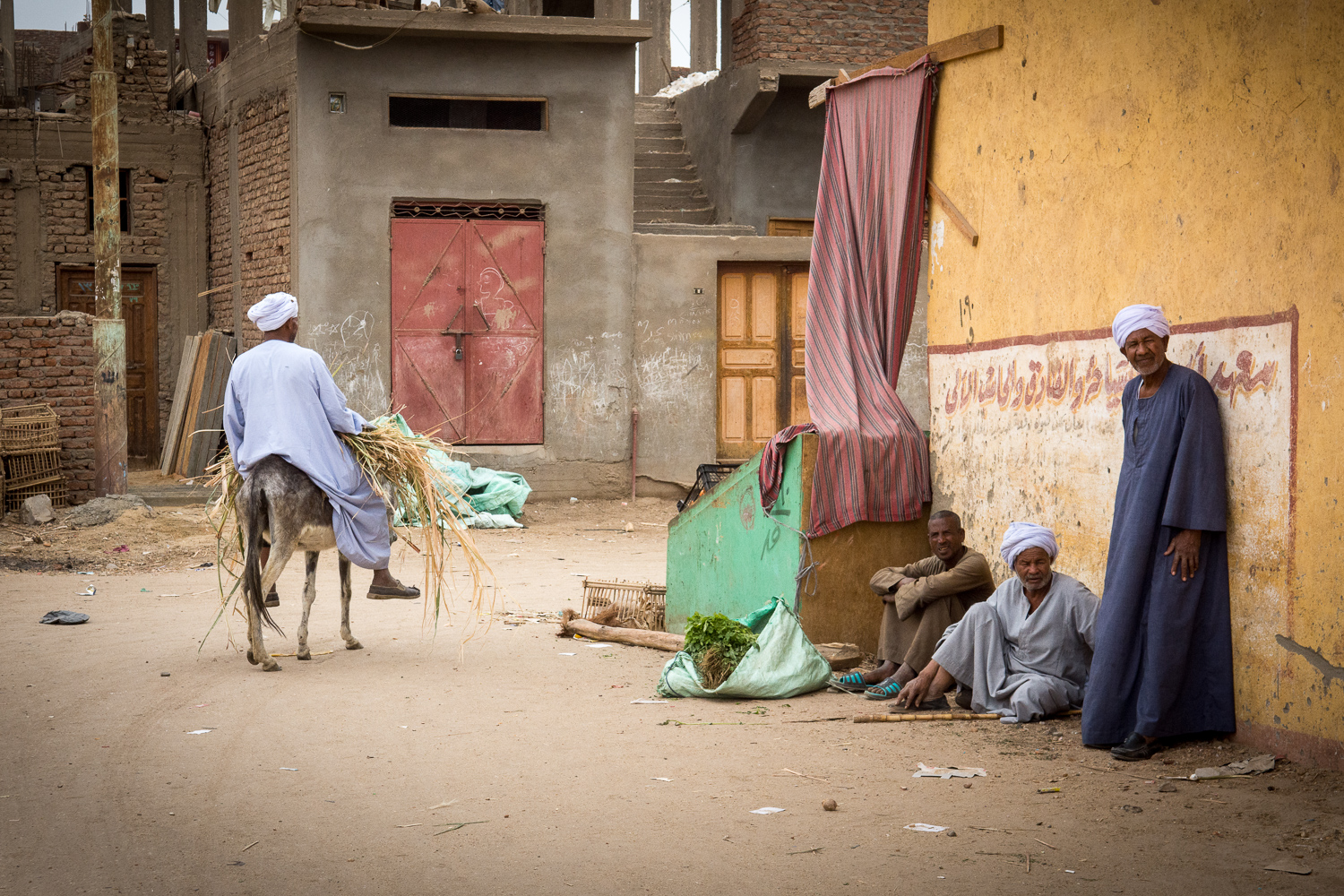 Les hommes au village