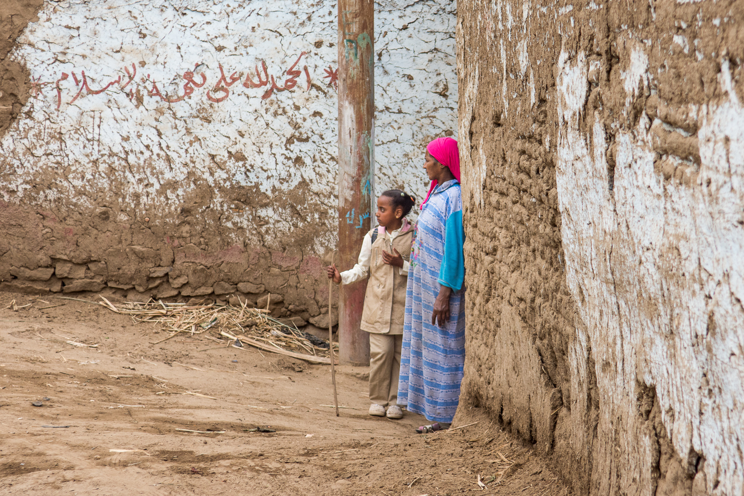 Femme et jeune fille dans un village