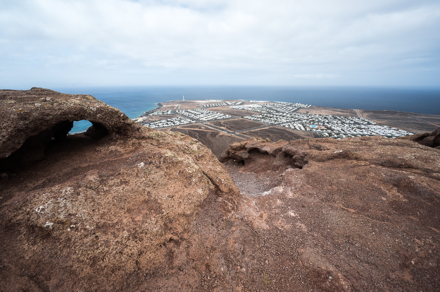 Le Volcan Matthew qui domine Playa Blanca